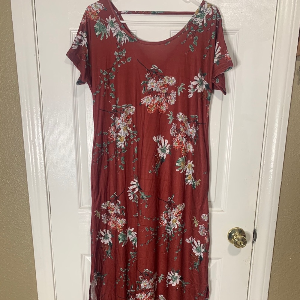 Long burgundy floral dress. New. Size S. Flowy